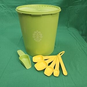 Tupperware Green Canister With Scoop & Yellow Measuring Spoons Vintage Lot